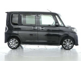 両側パワースライドドア付きだから、狭い駐車スペースなどでの 乗り降りラクラク!小さなお子さまのいるご家庭には嬉しい装備。