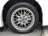 【純正アルミホイール】です!車両デザインに合わせてホイールをデザインしているため、見た目にもカッコイイアルミホイール♪洗車もラクチンで錆びません。