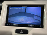 リバースギアに入れるだけで後方の表示へ切り替わります。夜間や雨の日の駐車も楽になりますよ。