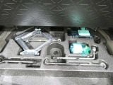 スペアタイヤレス車です。応急セットを搭載しております。
