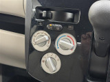 【エアコン】空気の入れ替え、快適な車内環境づくりの必須装備。エアコンちゃんとついてます。ダイヤル式で直感的な操作ができますね!