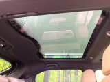 【ガラスルーフ】ガラスルーフ搭載で車内の解放感が一気にアップ!開放的なドライブをお楽しみいただけます。