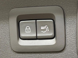 【パワーバックドア】スマートキーや運転席のボタンを押すだけでリアゲートが自動で開閉します!荷物を持っている時や、高い位置にあるバックドアを閉める際に便利な機能です♪