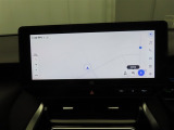 ディスプレイオーディオにナビ機能が設定されています。簡単な操作で行き先を入力することができ、音声で目的地まで案内してくれます。初めて訪れる場所も安心です。