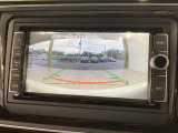 ギアをリバースに入れると車両後方の映像を映し出します。画面にはガイドラインが表示され、車庫入れや縦列駐車などの際に安全確認をサポートします。