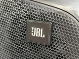 【JBLサウンドシステム】メーカーオプションの高品位サウンドシステムを搭載。専用のチューニングが施された大小様々なスピーカーから良質なサウンドが奏でられ、臨場感あふれる音響空間を演出します。