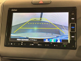 リバースギアに入れるだけで後方の表示へ切り替わります。夜間や雨の日の駐車も楽になりますよ。