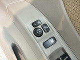 狭い駐車場で便利な電動格納ドアミラーが付いています。