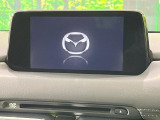 【マツダコネクトナビ】車内の雰囲気にマッチした一体型タイプのナビ。各種車輌設定やBluetooth再生等、様々な機能が楽しめます。直感的なダイヤル操作が可能で、使い勝手も良好です。