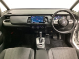 車内は光触媒抗菌消臭施工済です。インパネ周りはスタイリッシュなデザインで機能や装備も充実しています。グローブボックスやカップホルダーのほかにトレーなどたくさんの収納スペースが付いています。