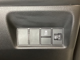 ハンドルの右側にはヘッドライトレベライザーとVSA(ABS+TCS+横滑り抑制)の解除スイッチがついています。ヘッドライトレベライザーは道路状況や積荷の加重に応じてライトの高さを調節できます。