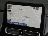 【10.5インチ純正ナビ】純正ナビを装備。タッチパネル式で使いやすく、詳細地図により目的地をピンポイントで設定できます。初めての道でも迷いにくく、ロングドライブも快適ですよ♪