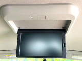 【後席モニター】家族や友人とお出かけする機会が多い方に大人気の後席モニターを装備!見やすい位置に画面がありテレビやDVDの視聴も快適!友達もお子様も、後席にしか乗らなくなるかも??