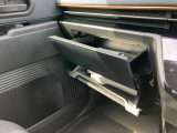 助手席前にも小物入れがあります。