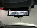 インテリジェント ルームミラーは、車両後方のカメラ映像をミラー面に映し出すので、車内の状況や、天候などに影響されず、いつでもクリアな後方視界が得られます