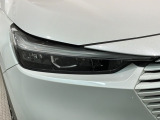 LEDヘッドライトは、点灯の瞬間から最大光量を発揮し、突然暗くなるトンネルなどでの安定感を高めます。