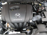 「SKYACTIV-G(ガソリン)」は、規格外の高圧縮を実現し、世界のエンジン技術者に驚きを与えました。さらに、それを維持したままノッキングの発生を抑え、熱効率を向上、走りにも寄与したエンジンです。