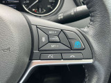 プロパイロットのセットは、親指だけの2ステップでOK!車線をキープし、リーフがアクセル、ブレーキ、ステアリングをコントロールして、前車との車間距離を保つ手助けをします。
