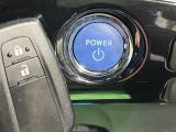 【スマートキー】カバンやポケットに入れたままでもドアの施錠・解錠が可能なスマートキーを装備。エンジンのオン・オフ時もカギを取り出す必要が無いからとっても便利です♪