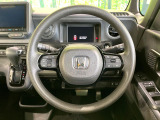 インテリアに合わせたデザインのステアリングは、運転される方のことも考え、運転しやすい形状、大きさです。是非一度、実際に触ってお確かめください。