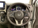 ハンドルにHondaセンシング系のクルーズコントロールやレーンキープアシストなどのスイッチと、オーディオの操作スイッチが装備されています。ハンドルから手を離さず安全に操作できます。