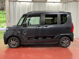 【スマートアシスト搭載車】 衝突回避支援ブレーキ機能(対車両・歩行者)、衝突警報機能(対車両・対歩行者)、誤発信抑制制御機能などの機能で安全な運転をサポートします