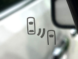 【ブラインドスポットモニター】走行中、ドアミラーの死角になりやすい箇所に後続車が接近するとサイドミラーのレンズに警告を表示!ドライバーに注意喚起をしてくれます。