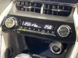 【オートエアコン】一度お好みの温度に設定すれば、車内の温度を検知し風量や温度を自動で調整。暑い&hellip;寒い&hellip;と何度もスイッチ操作をする必要はありません。快適な車内空間には必須の機能ですね♪