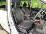 運転席まわりには十分なスペースがあり、大柄な方でもゆったり運転していただける環境です。