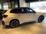 ☆BMWの前後重量配分50:50はエンジン自体をフロントタイヤよりも後ろにずらし、通常はエンジンルーム内に搭載される重量物であるバッテリーをトランクに移動させるなどして実現されています☆