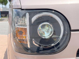 【LEDヘッドライト】悪天候や夜間走行時も良好な視界を確保し安心して運転できる高輝度LEDヘッドライトを装備!点灯速度が早く、消費電力も抑えられています。