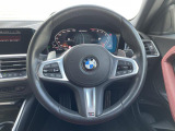 BMWのステアリングのリムは、一般的なものより少し太めにデザインされています。 これはタイヤやステアリングシャフトなどを介して伝わる路面からの入力を、しっかりと把握するためです。