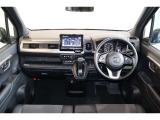 操作性に優れた運転席となります!小物入れや各ボタンの配置にこだわり、使いやすいです!座り心地もよく視認性も良好なのでロングドライブもお任せ下さい!