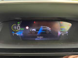 アクティブクルーズコントロールはレーダーが前方車を検知、設定速度より遅い車両が現れても、設定車間距離を保つためにエンブレとシフトダウンによって自動減速、車間距離が開けば、設定速度まで再加速します