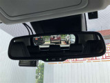 自動防眩ミラー装着車!後続車のヘッドランプの眩しさに応じて反射光を自動的に減少させます。