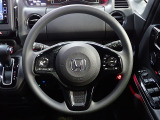 ハンドル左側にはオーディオ操作が出来るオーディオリモートコントロールスイッチ、右側にはHonda SENSINGとオートクルーズコントロールのスイッチを装備!