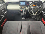 運転席周りもシンプルで操作性の良い作りになっています。エアコンはオートエアコンが付いています。温度設定するだけで自動調整してくれるので快適です。