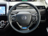 ハンドル左側にはオーディオ操作が出来るオーディオリモートコントロールスイッチ、右側にはHonda SENSINGとオートクルーズコントロールのスイッチを装備!