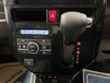 オートエアコン♪お好みの温度に設定するだけで車内を快適空間にしてくれますよ♪
