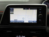 純正SDメモリーナビを装備しています。簡単な操作で行き先を入力することができ、音声で目的地まで案内してくれます。初めて訪れる場所も安心です。快適なドライブを楽しんでみてはいかがでしょうか。
