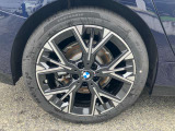 【BMWアロイホイル】軽量かつ強度に拘ったアロイホイル。走行性能ポテンシャルを引き出す設計。車の足元を引き締めてくれる大きなポイントはアロイホイルです。