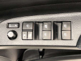 パワーウィンドのスイッチです。運転席に座りながら、助手席や後席の窓を開け閉めできるので大変便利ですよ。