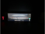 フロントビューカメラが捉えた映像は、車両前方だけでなく、運転席からは見えない左右のエリアもしっかり確認可能。視界を広げ、安全性を向上させます。