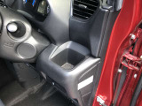 運転席ドリンクホルダー。近くて便利。エアコンの風でほんの少し温度をkeepも