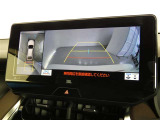 パノラミックビューモニター付きです。車両を上から見たような映像を画面に表示。運転席からの目視だけでは見にくい、車両周辺の状況をリアルタイムでしっかり確認できます。