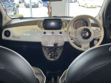 FIAT500らしいホワイト&times;ベージュのインパネ。丸型メーターとセンターのタッチスクリーンがレトロとモダンを融合させています。操作系の質感も良く、走行17,830kmとは思えない清潔感。