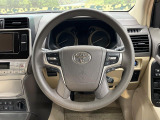 インテリアに合わせたデザインのステアリングは、運転される方のことも考え、運転しやすい形状、大きさです。是非一度、実際に触ってお確かめください。