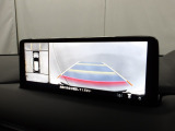 狭い場所での駐車やすれ違いなどでより的確な運転操作に役立つ360&deg;ビューモニターが装備されています。