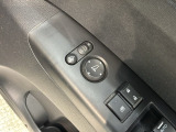 狭い駐車場で便利な電動格納ドアミラーが付いています。