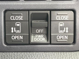 【両側パワースライドドア】スマートキーや運転席のスイッチで後席両側スライドドアの開閉が可能♪電動だから力を入れてドアを開ける必要が無く、小さなお子様でも簡単に開け閉めでき快適です♪